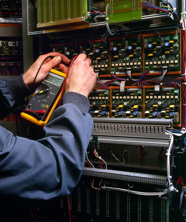 Électricien testant une machine industrielle