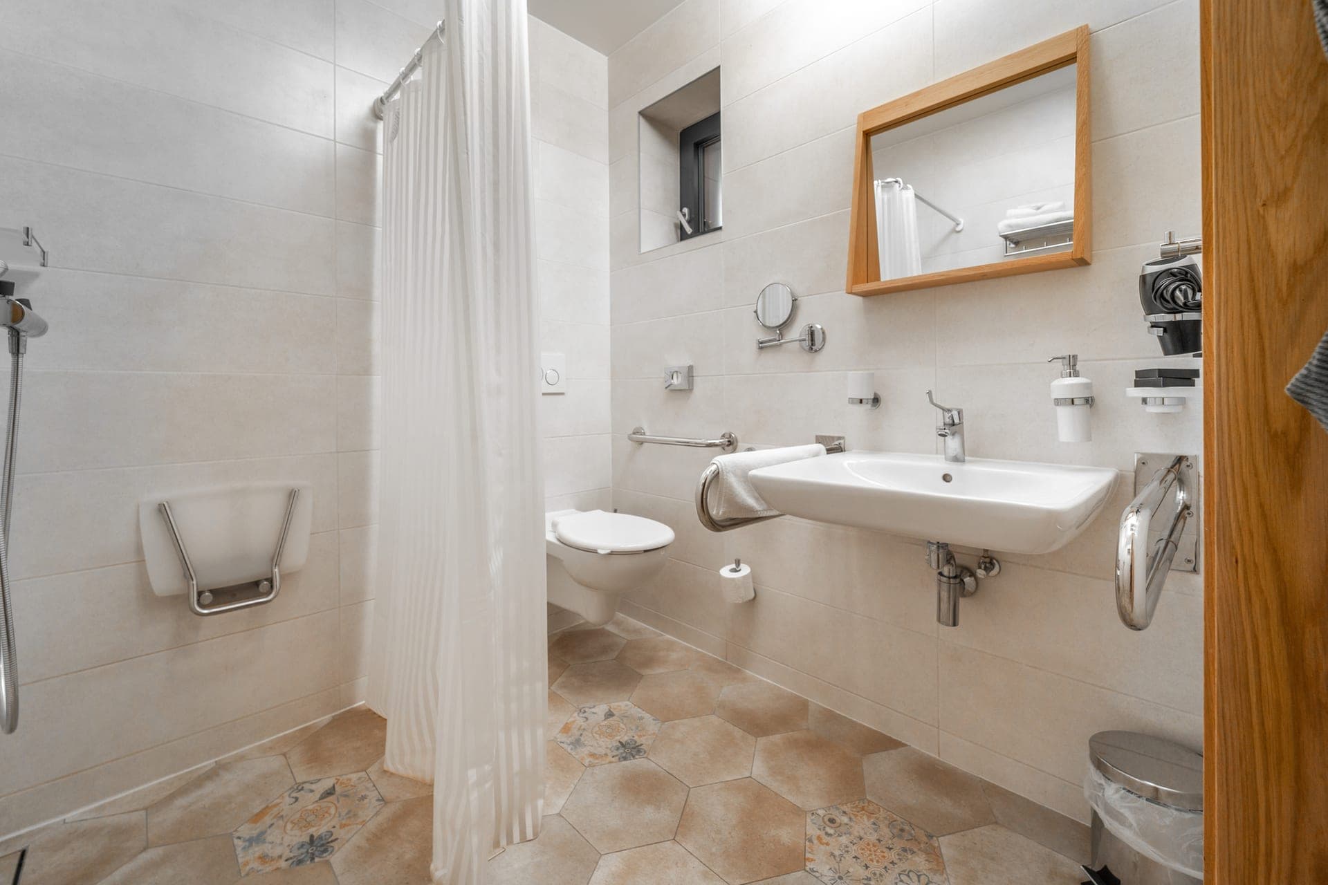 Salle de bain adaptée PMR par Riboulet